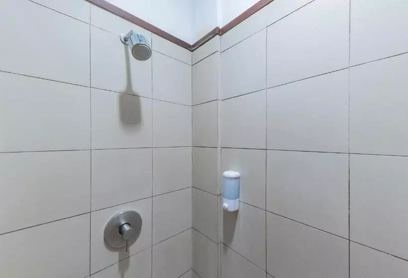 Отель Reddoorz Plus @ Cipaganti Street 3