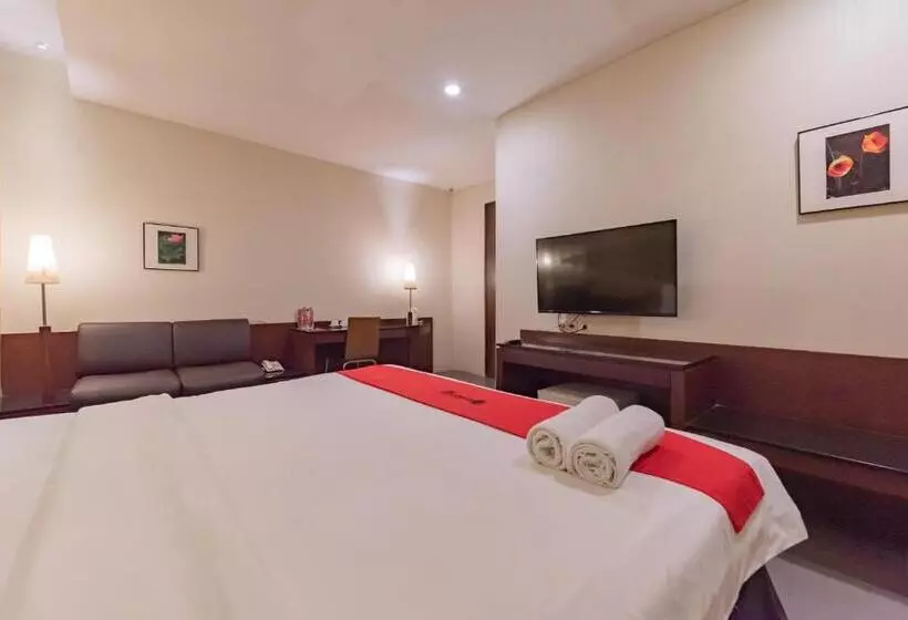 Отель Reddoorz Plus @ Cipaganti Street 3