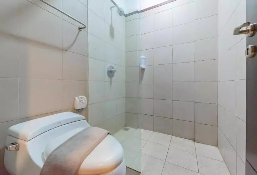 Отель Reddoorz Plus @ Cipaganti Street 3