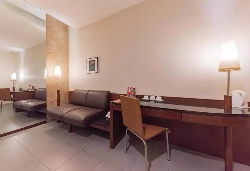 Отель Reddoorz Plus @ Cipaganti Street 3