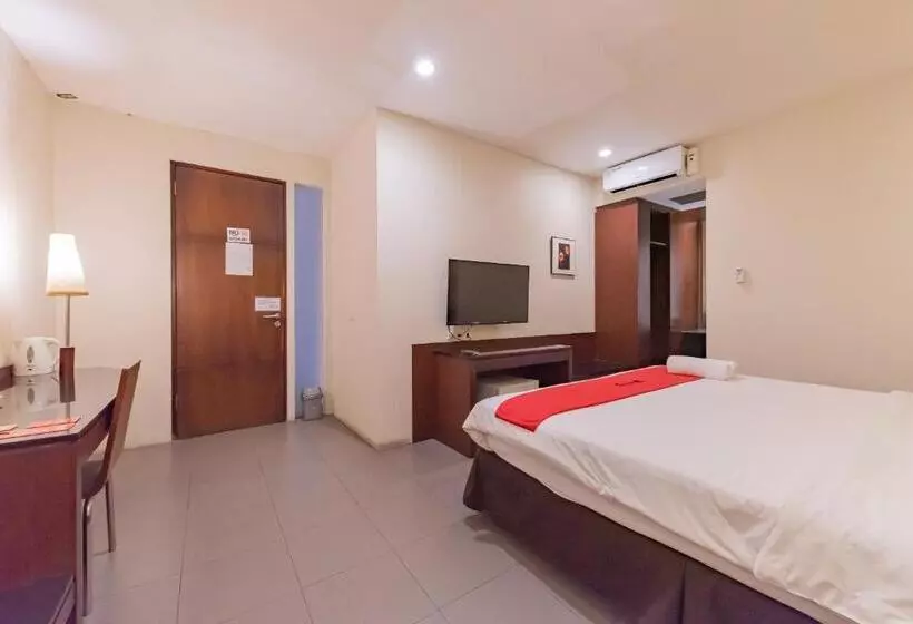 Отель Reddoorz Plus @ Cipaganti Street 3