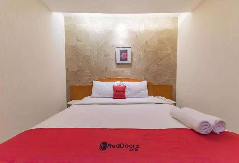 Отель Reddoorz Plus @ Cipaganti Street 3