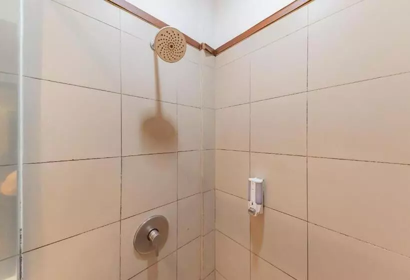 Отель Reddoorz Plus @ Cipaganti Street 3