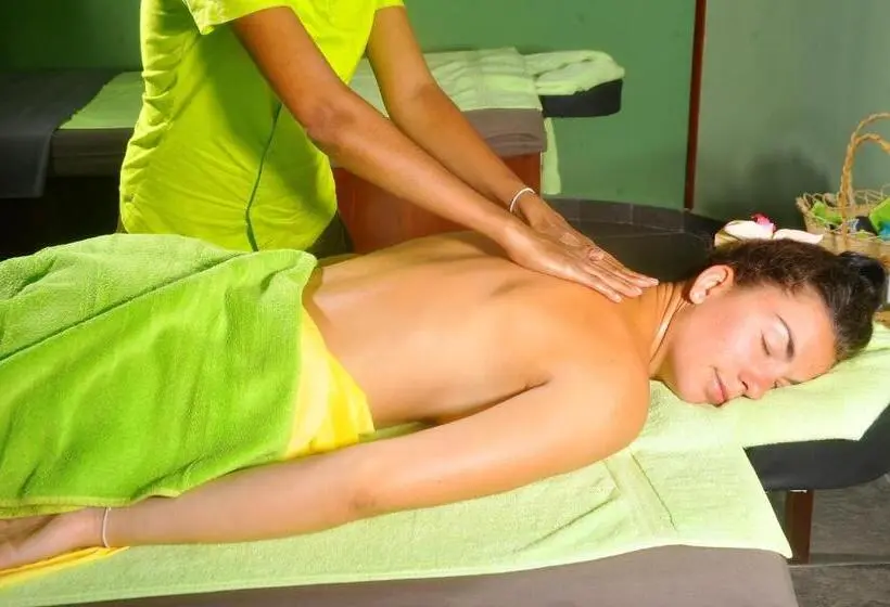 リゾートホテル The Beach Cabanas Retreat & Spa