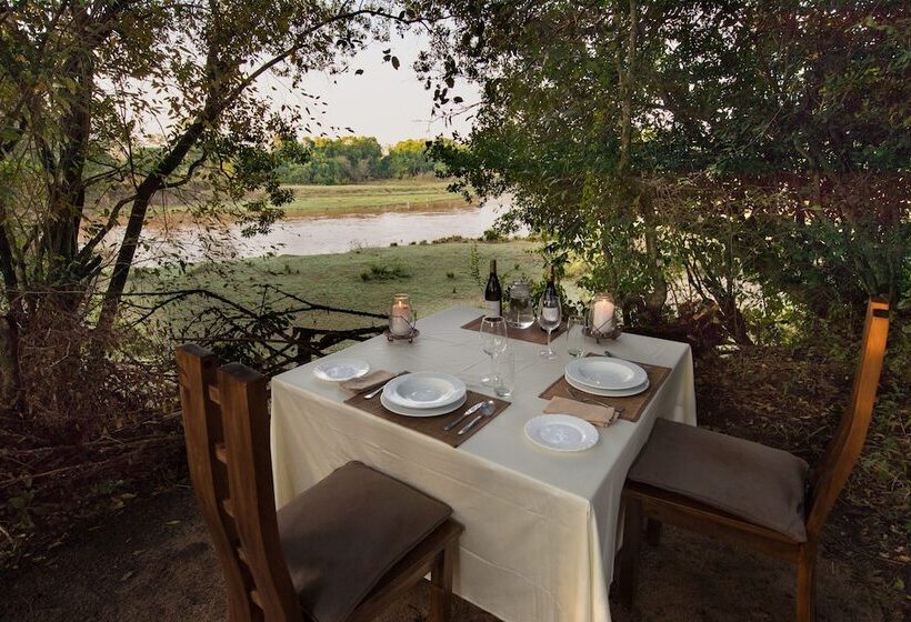 Hotel Hammerkop Migration Camp