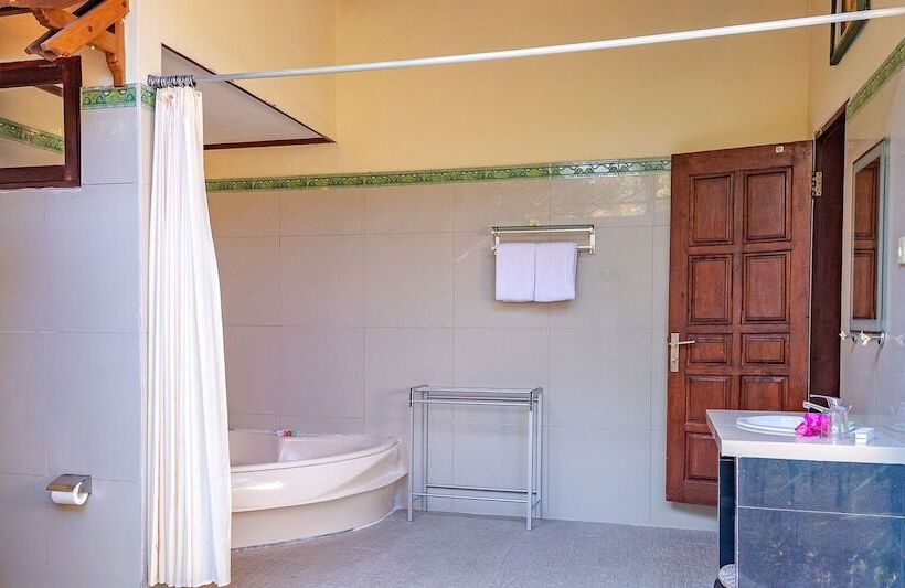 Arya Amed Beach Resort And Dive Center