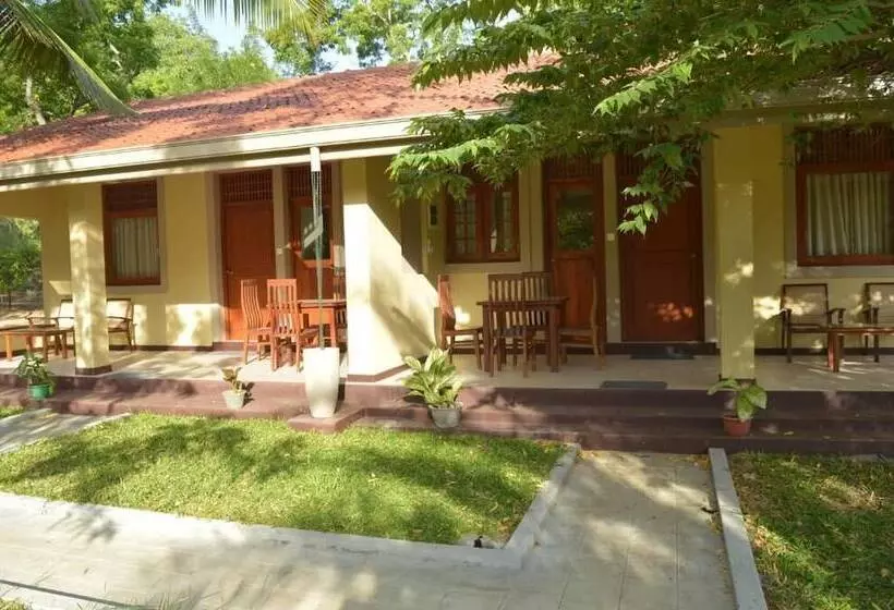 هتل Lake View Bungalow Yala