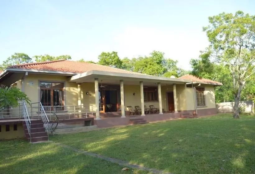 هتل Lake View Bungalow Yala