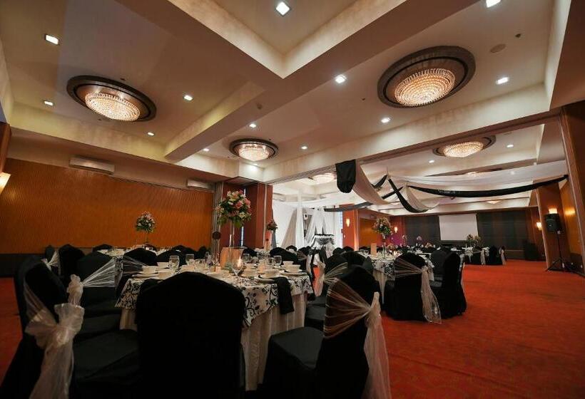 هتل Paseo Premiere