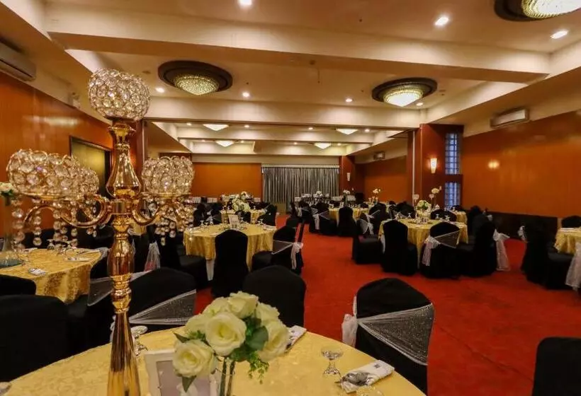 هتل Paseo Premiere