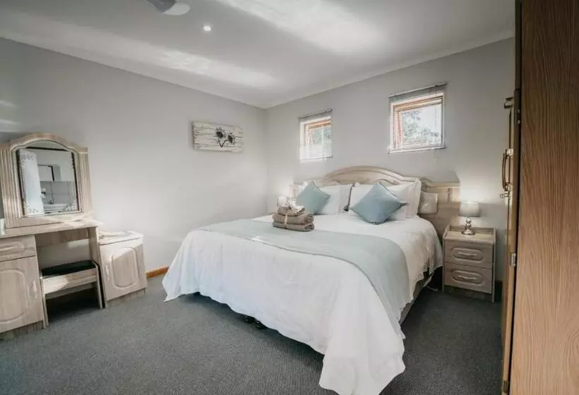 بنسيون The Village Lodge