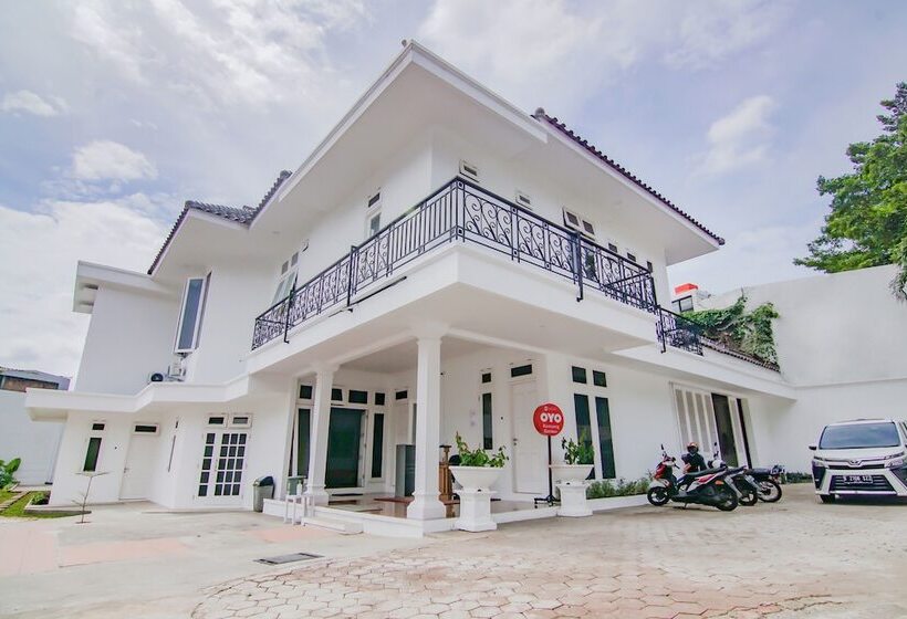 Hotel Capital O 90342 Kemang Garden