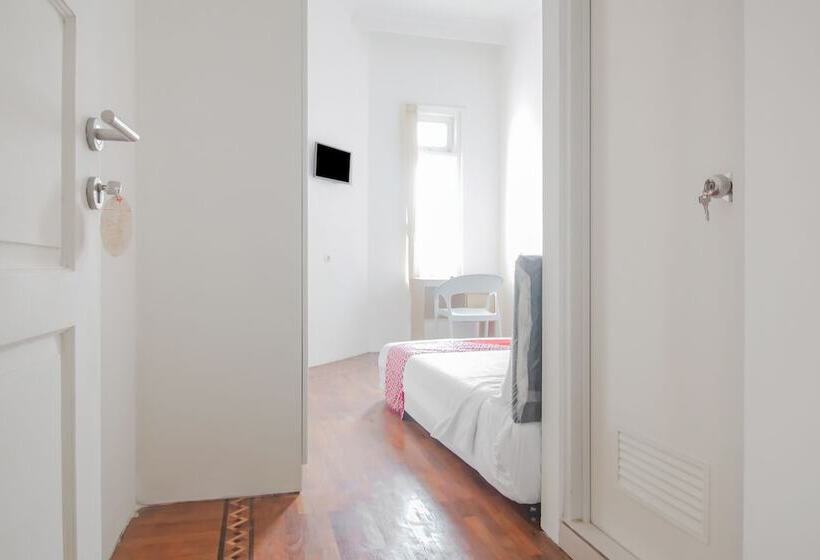 Hotel Capital O 90342 Kemang Garden