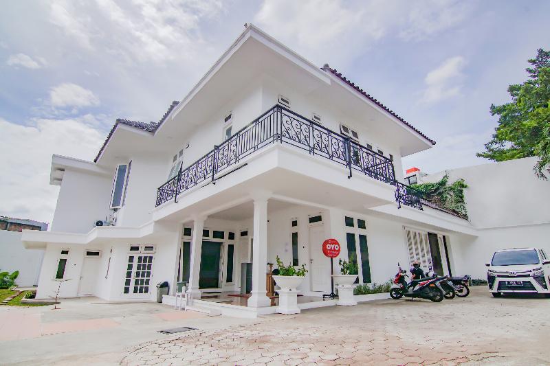 Hotel Capital O 90342 Kemang Garden