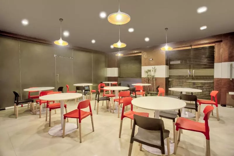هتل Oyo Townhouse 430 Everest