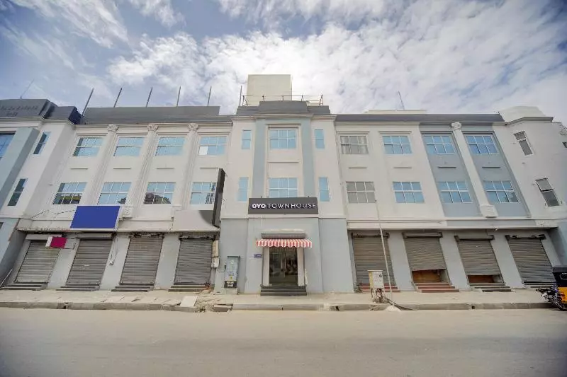 هتل Oyo Townhouse 430 Everest