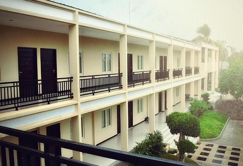 هتل Amazing Beach Resort Palu