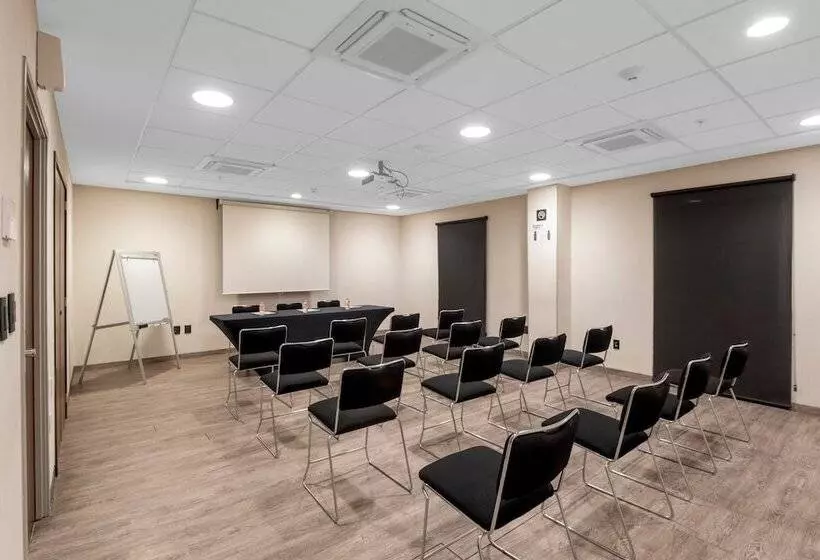 בית מלון כפרי City Express Plus By Marriott Guadalajara Palomar