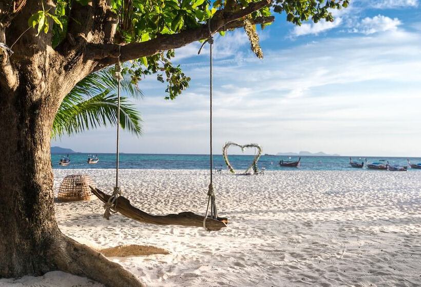 Hotel Lipe Beach Resort