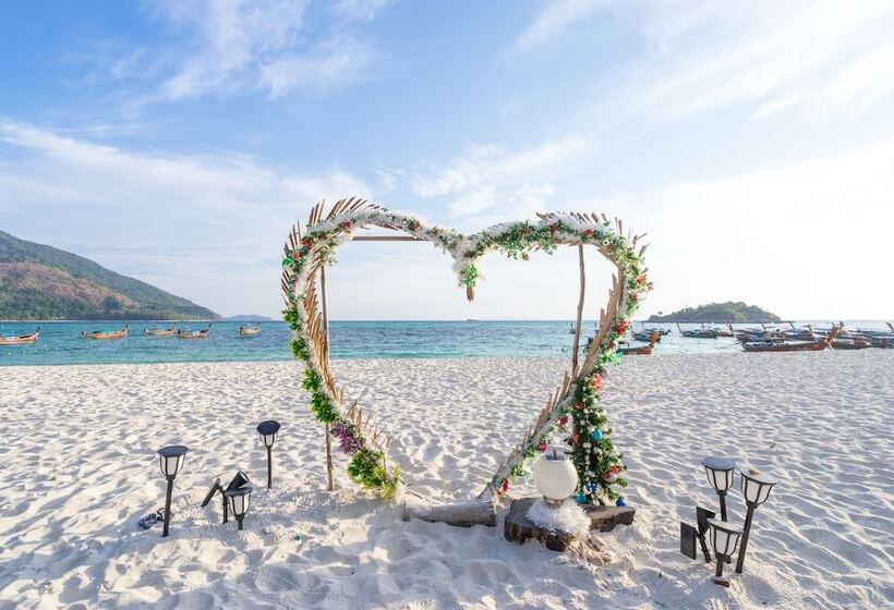 Отель Lipe Beach Resort