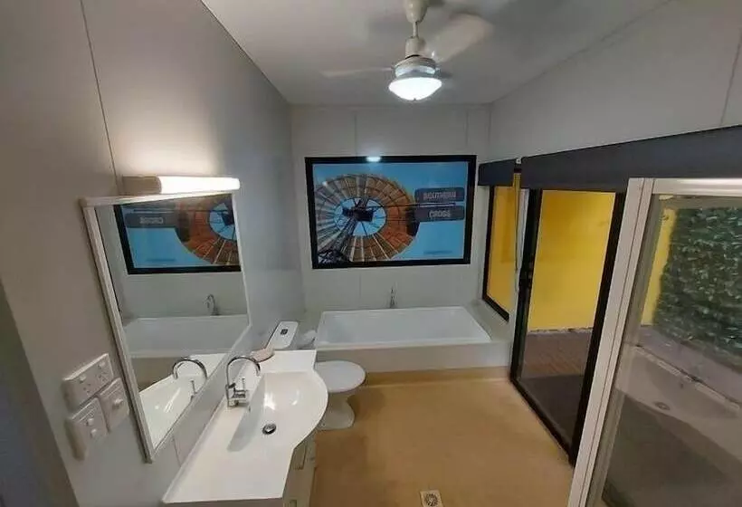 בית מלון כפרי Litchfield Tourist Park