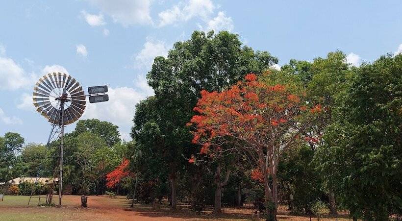 בית מלון כפרי Litchfield Tourist Park