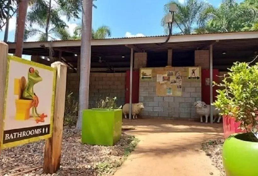 בית מלון כפרי Litchfield Tourist Park