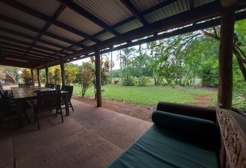 בית מלון כפרי Litchfield Tourist Park