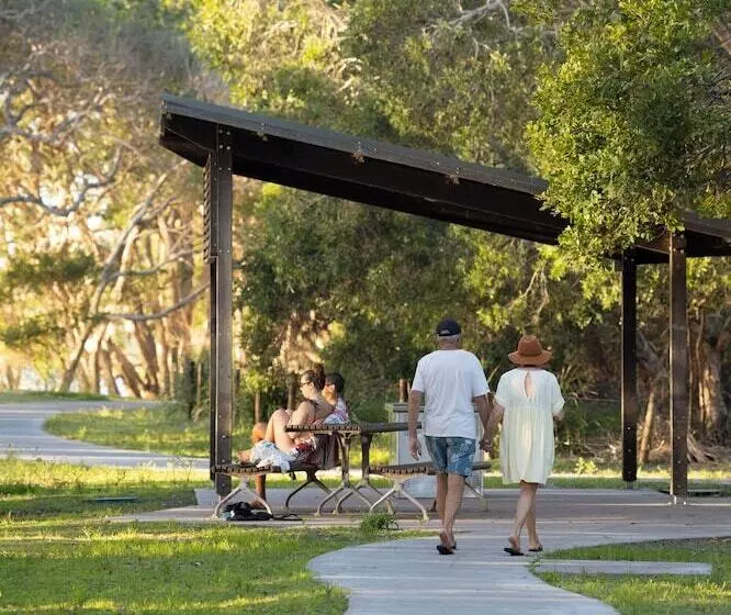 Отель Reflections Lennox Head Holiday Park
