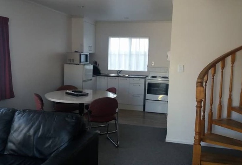 فندق على الطريق Settlers Motor Lodge