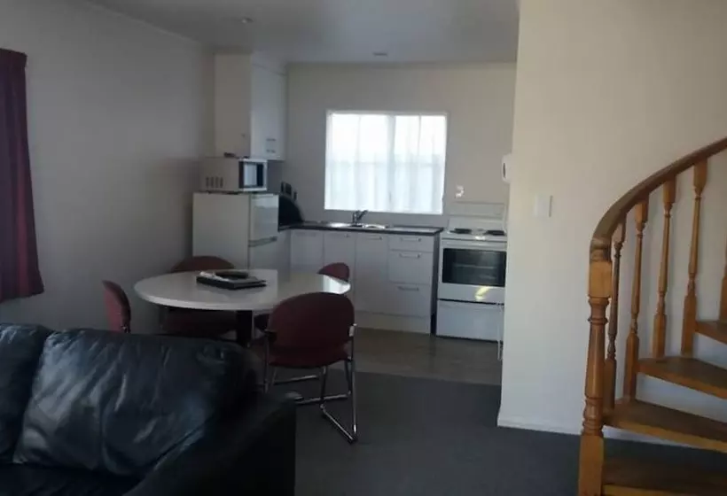 فندق على الطريق Settlers Motor Lodge