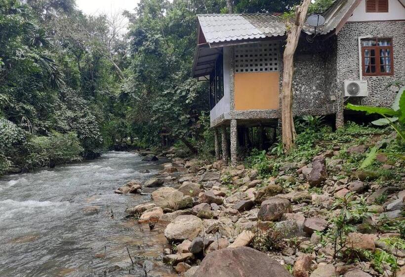 Пансион Tree Tops River Huts