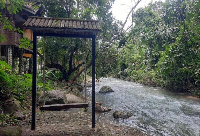 Пансион Tree Tops River Huts
