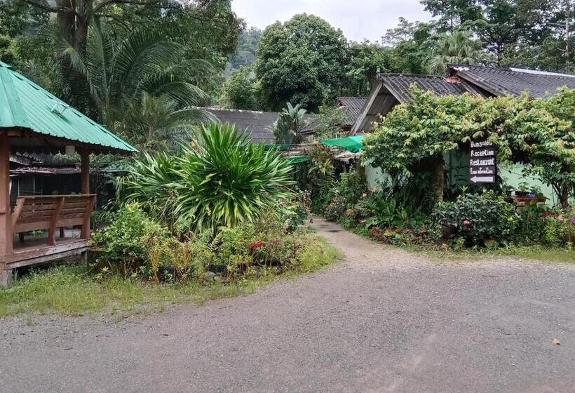 Пансион Tree Tops River Huts