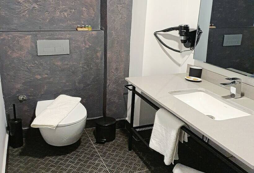 Woynpoint Hotel & Cafe