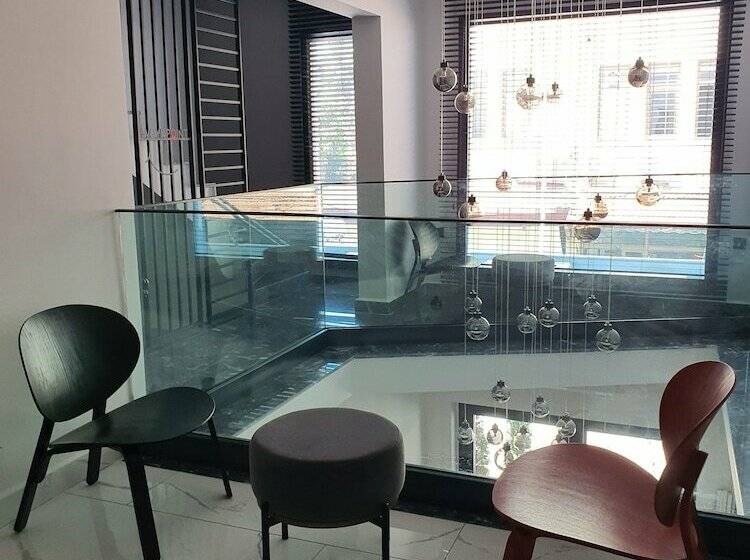 Woynpoint Hotel & Cafe