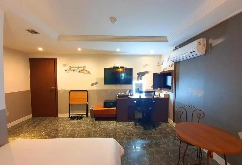 Friendly Dh Naissance Hotel By Mindrum Group