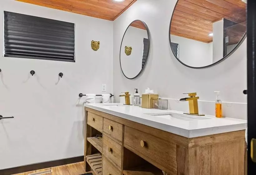 Backway Hideaway Close To The Village!