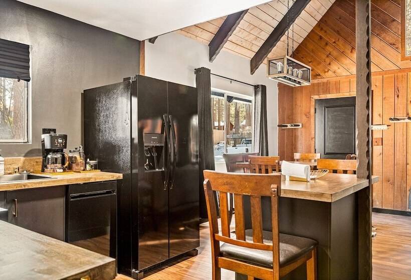 Backway Hideaway Close To The Village!