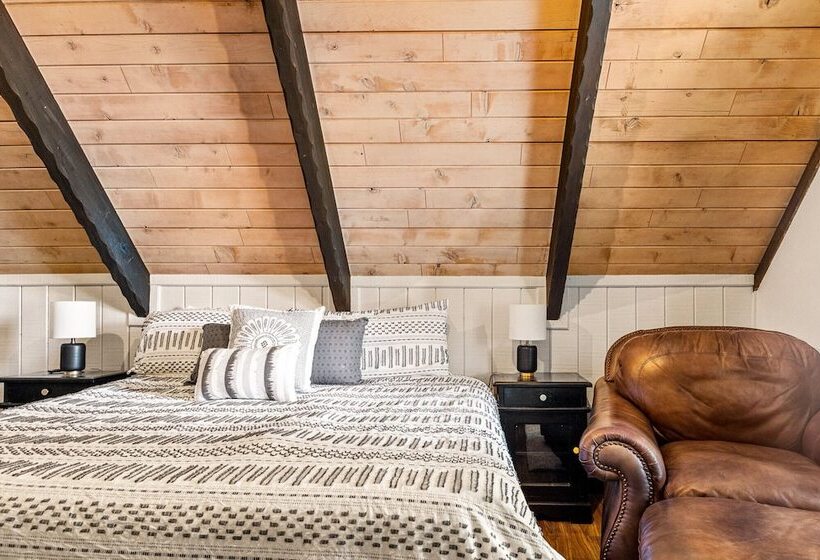 Backway Hideaway Close To The Village!