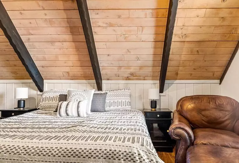 Backway Hideaway Close To The Village!