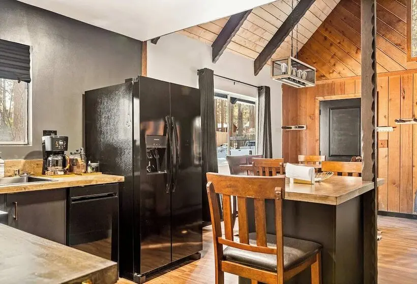 Backway Hideaway Close To The Village!