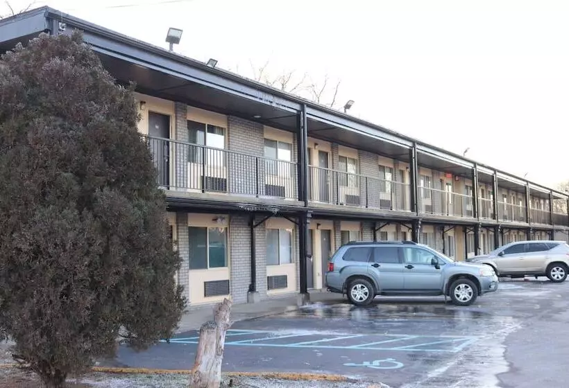 Hotelli Travelodge By Wyndham Livonia Canton Novi Detroit Area