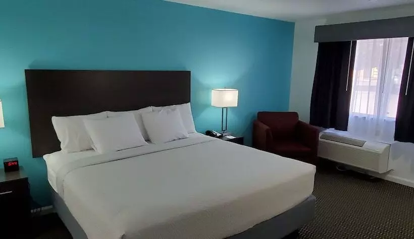 Hotelli Travelodge By Wyndham Livonia Canton Novi Detroit Area