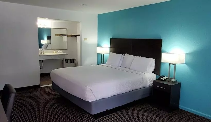 Hotelli Travelodge By Wyndham Livonia Canton Novi Detroit Area