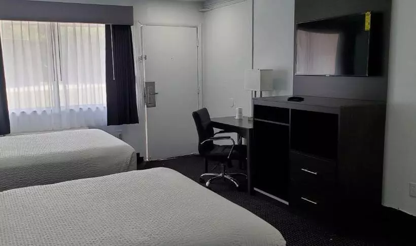 Hotelli Travelodge By Wyndham Livonia Canton Novi Detroit Area