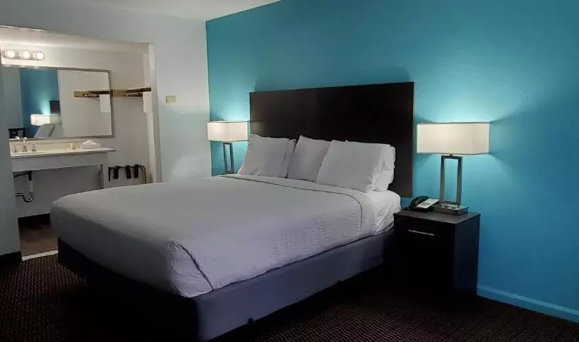 Hotelli Travelodge By Wyndham Livonia Canton Novi Detroit Area