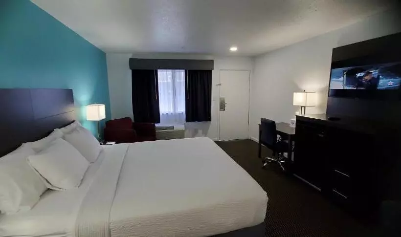 Hotelli Travelodge By Wyndham Livonia Canton Novi Detroit Area