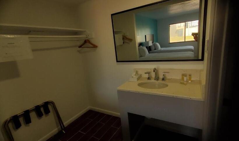 호텔 Travelodge By Wyndham Livonia Canton Novi Detroit Area