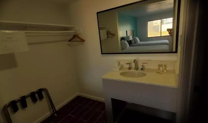 Hotelli Travelodge By Wyndham Livonia Canton Novi Detroit Area